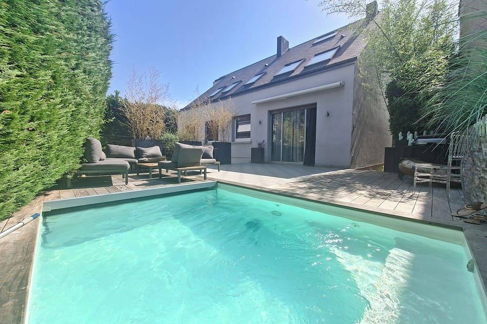 Architect-designed villa with a pool, perfect for enjoying quality time with family or friends. in Yerres, Essonne