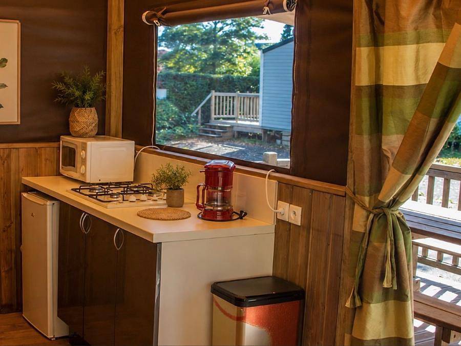 Camping du Manoir de Penn Ar Ster - Tente en toile et en bois 4 personnes - 2 chambres + terrasse in Ergué-Gabéric, Région de Quimper