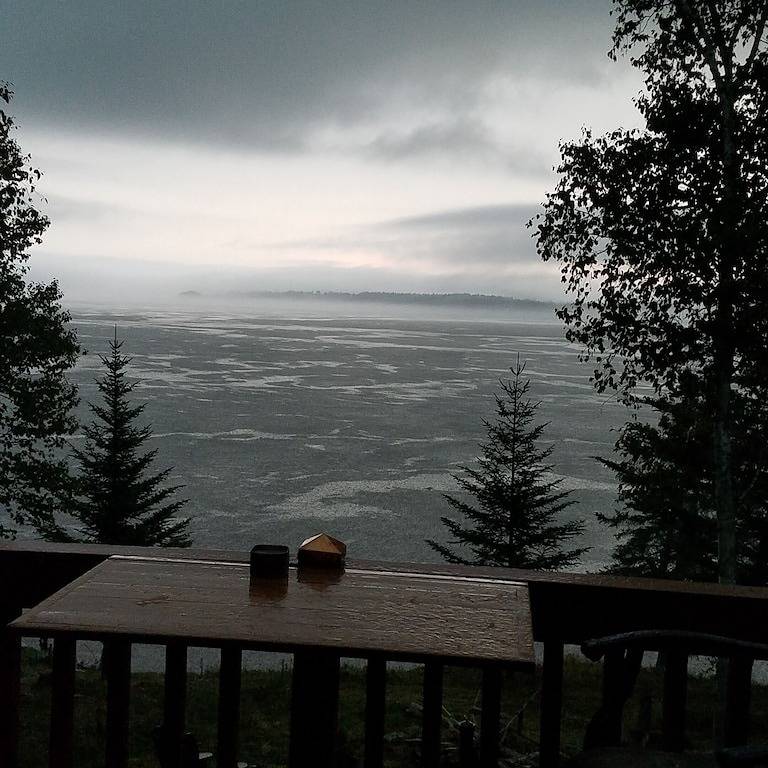 Waterfront cabin/Military discount/ Kayaks/ Fire pit/ beach/No pet fee/ deck in Washington County (Maine)