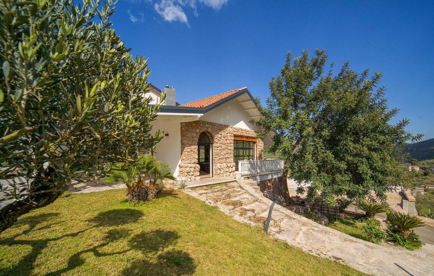 Charmante 785sqft Wohnung mit Pool & Garten in Belmonte Mezzagno, Palermo Provinz