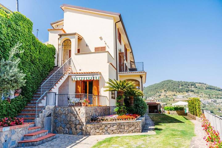 Gîte pour 4 personnes, avec Balcon et Terrasse ainsi que Jardin et Piscine à Scala - 2