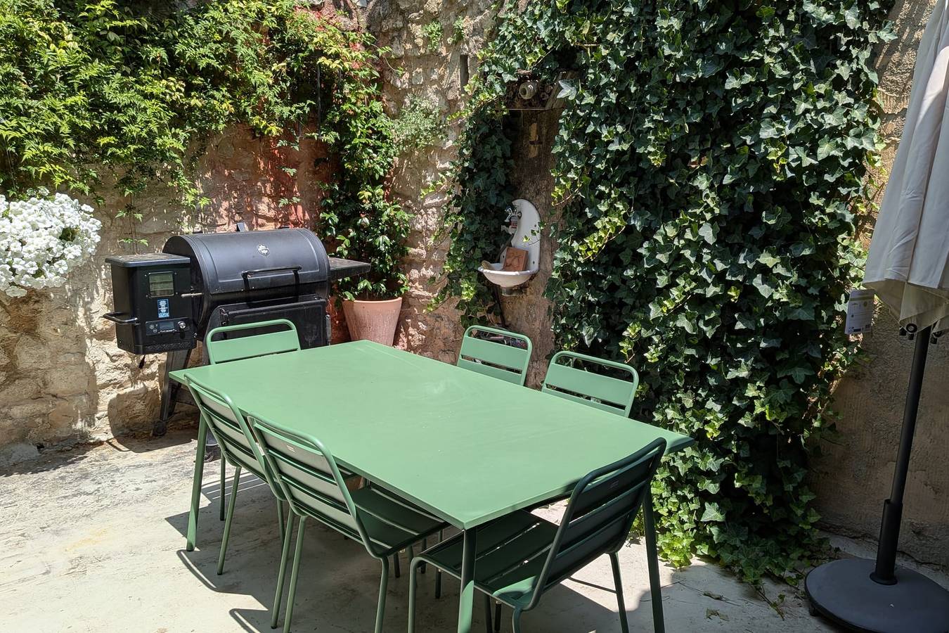 Charming large house in Velleron near Luberon. in Velleron, Vaucluse