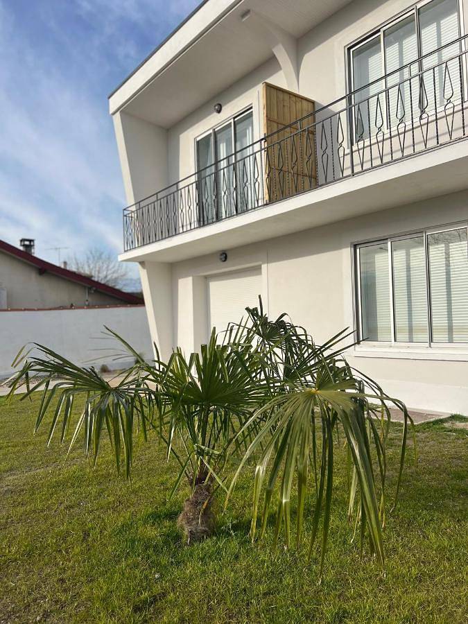 Gîte pour 4 personnes, avec Balcon ainsi que Terrasse et Jardin à Carbon-Blanc