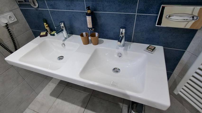 Hôtel pour 2 personnes, avec terrasse ainsi que jardin et piscine dans Pizancon - 3