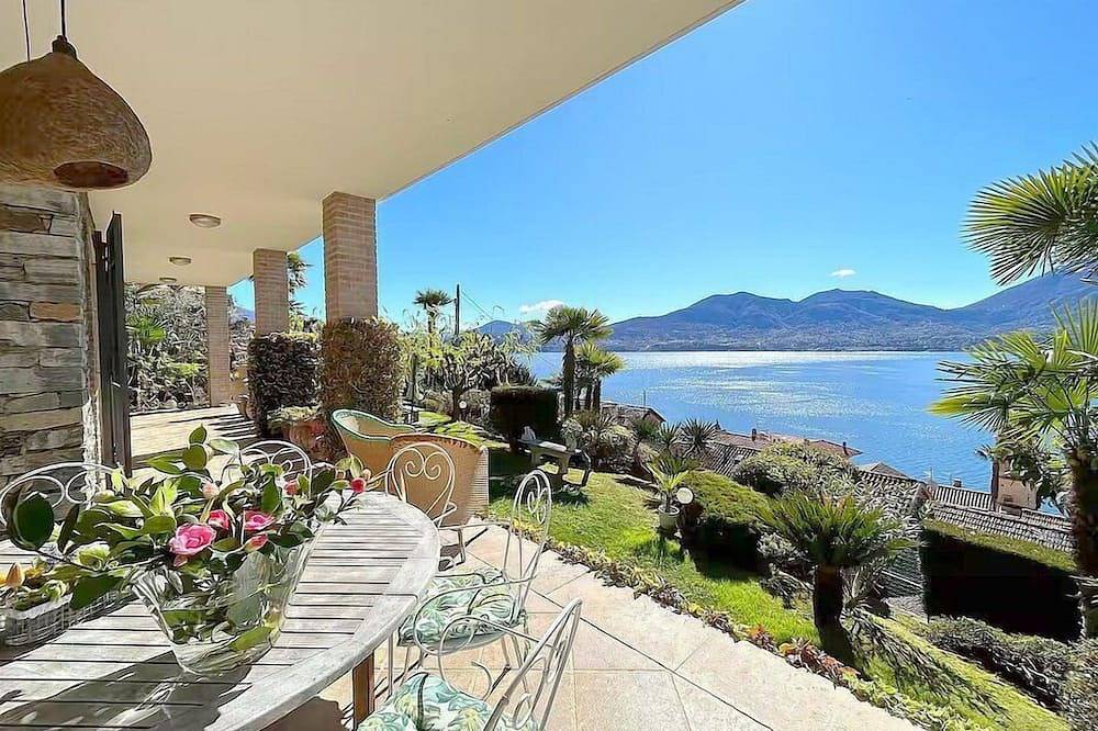 Villa Alborella: A bright four-story villa situated on a promontory facing the lake, with Free Wi-Fi. in Oggebbio, Oggebbio Gemeinde