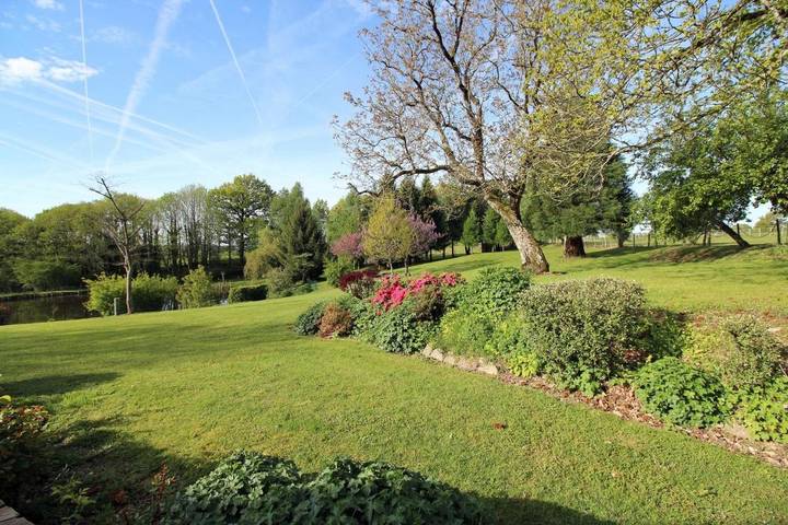 Location de vacances pour 3 personnes, avec Terrasse ainsi que Jardin et Vue à Bussière-Galant - 2