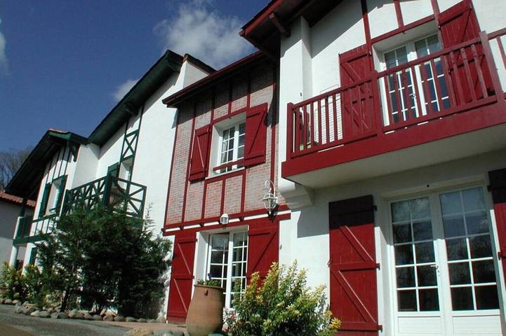 Location de vacances pour 6 personnes, avec Terrasse et Piscine à La Bastide-Clairence