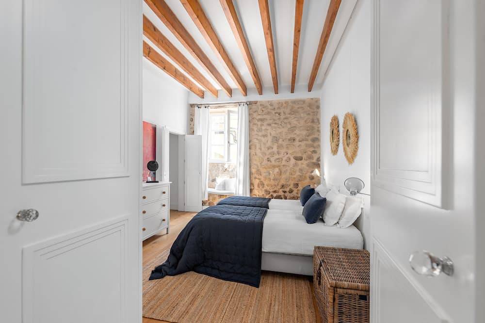 Luxury townhouse with garden and heated pool. in Selva, Majorca Center