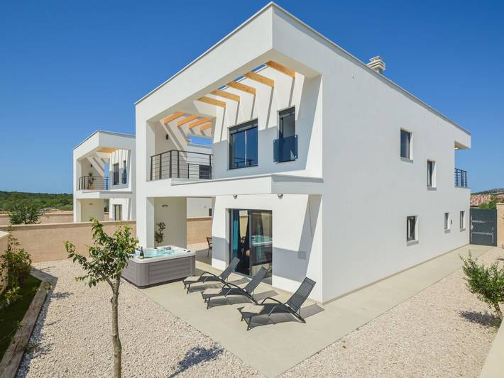 Villa for 6 people, with hot tub and garden, with pets in Tisno