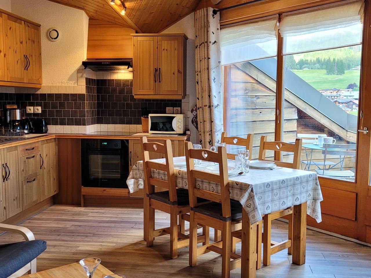 Apartamento entero, Apartamento luminoso con terraza, aparcamiento y Wifi en Les Gets in Les Gets, Les Portes du Soleil