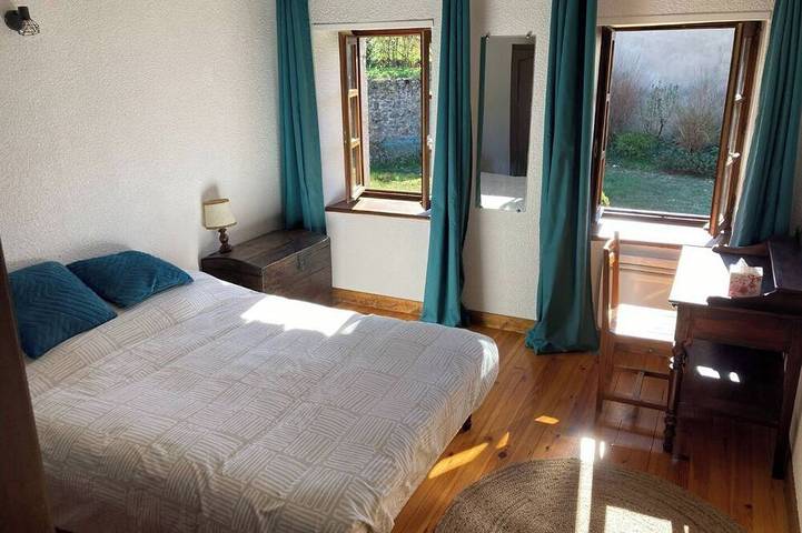 Location de vacances pour 8 personnes, avec jardin et terrasse à Saint-Victor-Montvianeix - 2