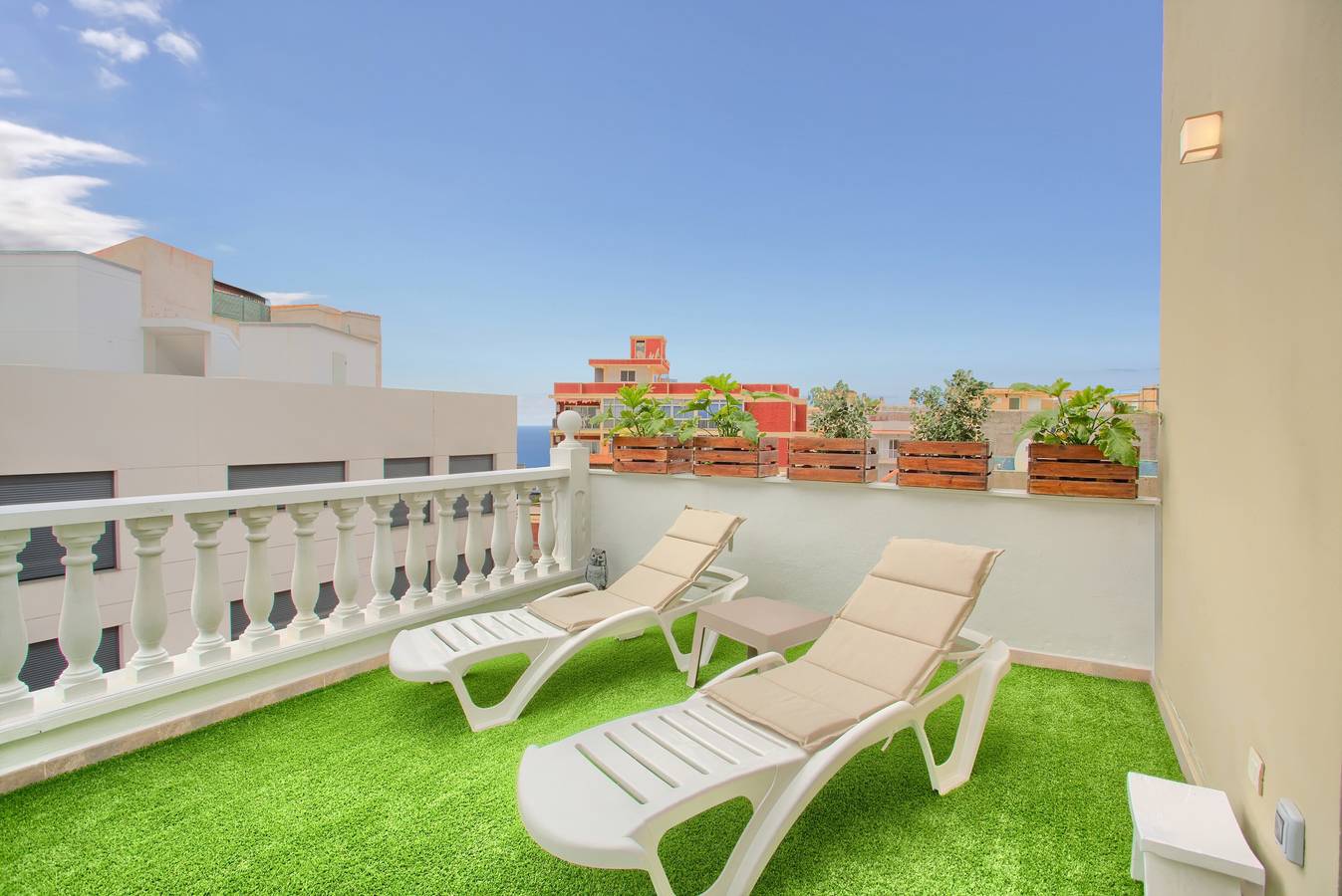 Ganze Wohnung, Ferienwohnung 'Luxury Ático Plaza' mit Bergblick, privater Terrasse und Wlan in Playa San Juan, Guía de Isora