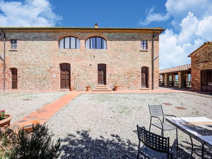Agriturismo per 3 persone, con terrazza e piscina nonché giardino, adatto a famiglie con bambini in Peccioli