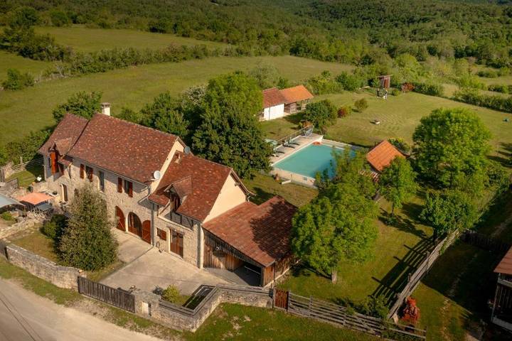 Location de vacances pour 15 personnes, avec Terrasse ainsi que Jardin et Piscine à Salvagnac-Cajarc