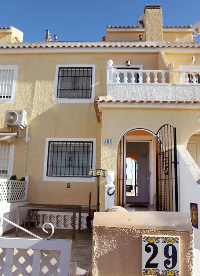 Bungalow para 6 personas, con jardín y vistas además de terraza y piscina en Gran Alacant
