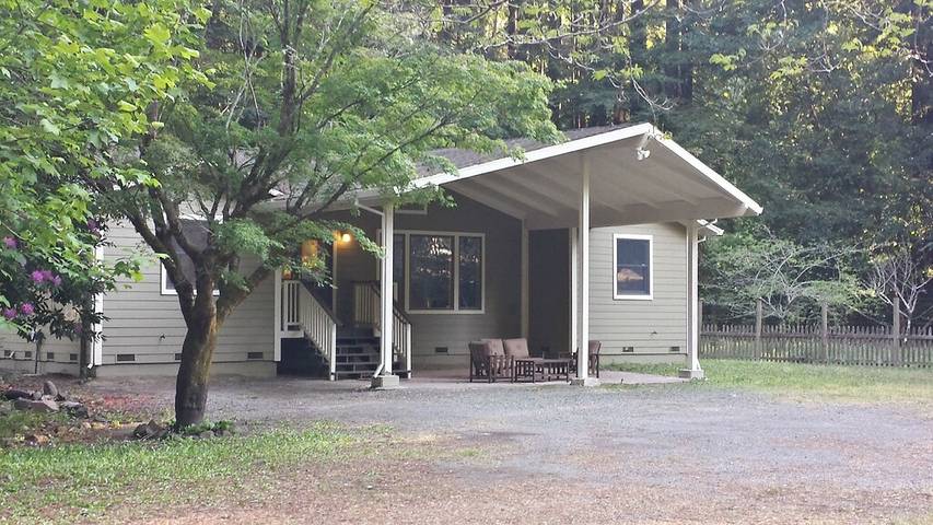 Vacation rental for 8 people, with terrace and hot tub as well as yard in North Coast