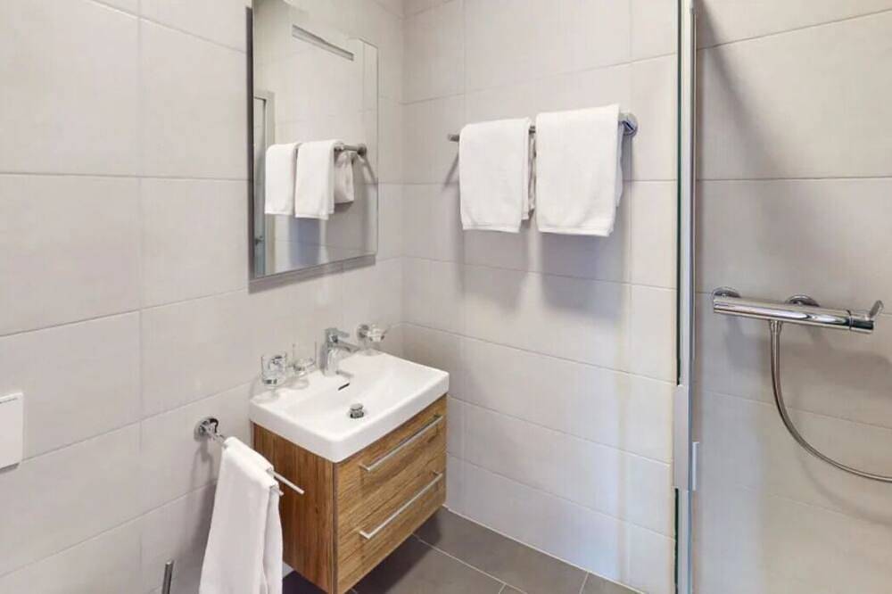 Appartement entier, Bright & Contemporary 2-Bed, 2-Bath Apartment in Nyon in Nyon 2 Champ-Colin, Nyon