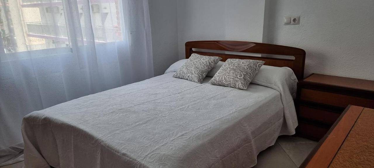 Apartamento vacacional entero, Habitacion Matrimonio a 100 m de la Playa de Poniente in Benidorm, Costa Blanca