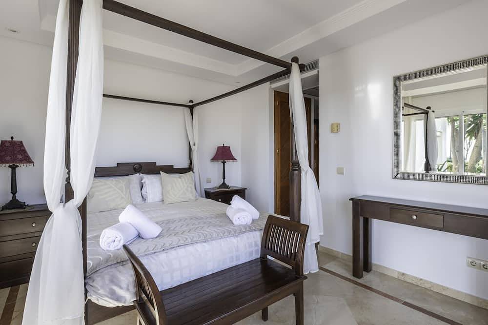 Entire apartment, Luxury beachfront apartment in Estepona in Saladillo Benamara, Estepona