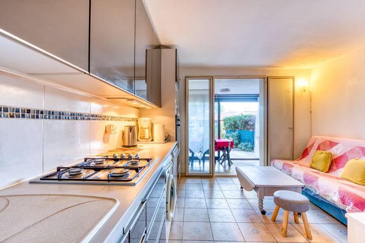 Apartamento entero, Apartamento vacacional "Residence Cap Les Pins" con piscina compartida, terraza privada y Wi-Fi in Cap d'Agde, Agde