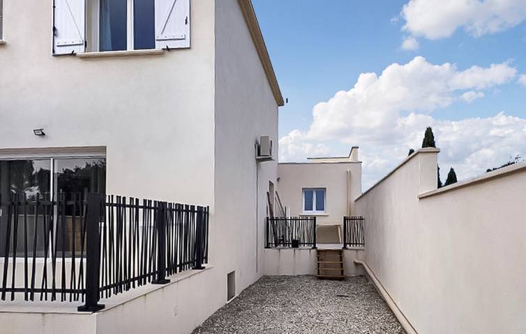 Location de vacances pour 6 personnes, avec terrasse et piscine, animaux acceptés à Montignargues