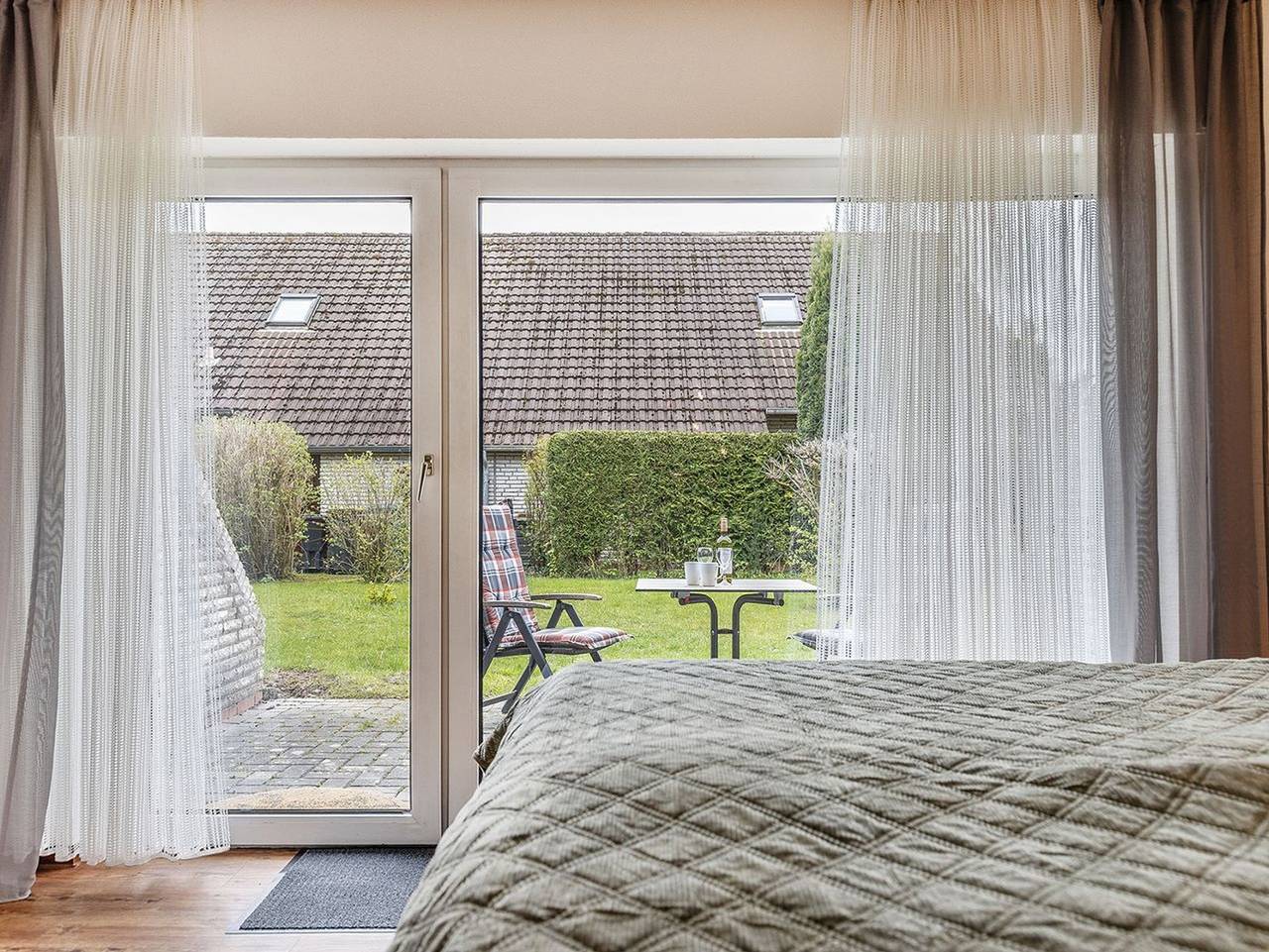Ganze Ferienwohnung, Apartement 50181 - Attraktiv, komfortabel, nah am Meer: Frisch renoviertes 1-Zimmer-Appartement in strandnaher Lage. Geschmackvoll eingerichtet mit Doppelbett, moderner Küchenzeile und Terrasse mit Elektrogrill. in Carolinensiel-Harlesiel, Wittmund