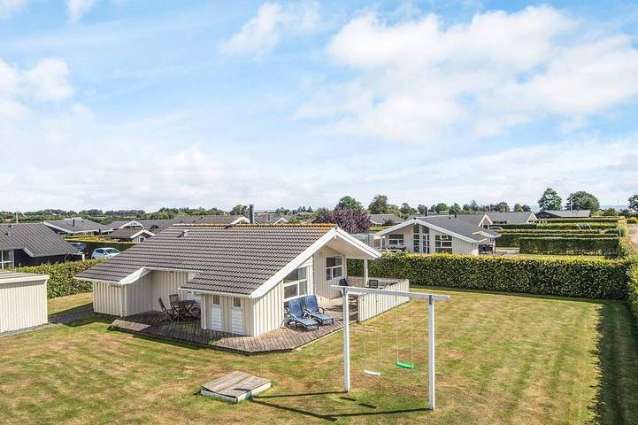 Ferienhaus für 6 Personen, mit Terrasse und Garten in Flovt Strand