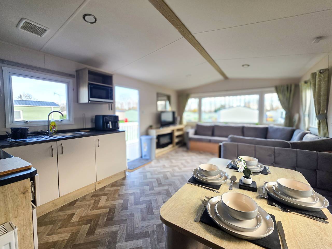 Static Caravan 3 Bed Sleeps 8 Dog Friendly Parking in Northampton, Northamptonshire