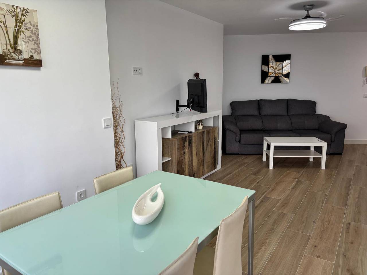 Entire apartment, Fantastic Apartment With Sea View, Mountain View, Wi-Fi, Shared Pool & Terrace in Torrox Costa, Torrox