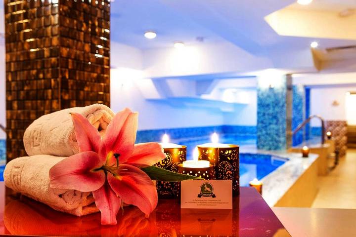 Hôtel pour 2 personnes, avec piscine ainsi que jacuzzi et sauna