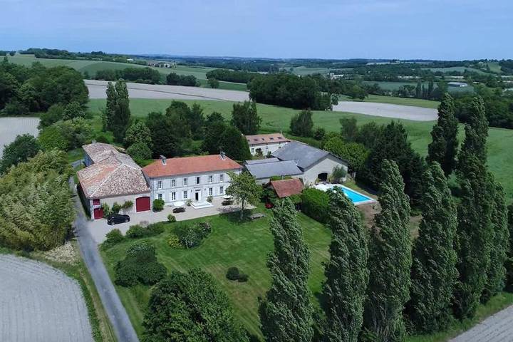 Maison de vacances pour 36 personnes, avec Balcon et Terrasse ainsi que Jardin et Piscine