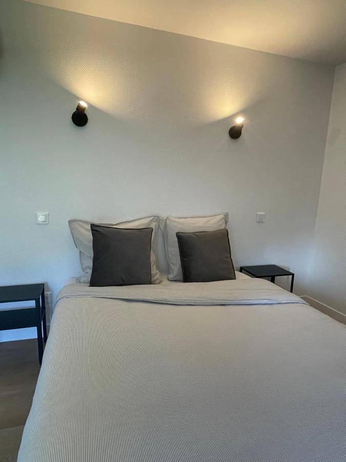 Gîte pour 2 personnes, avec terrasse ainsi que jardin et vue à Calorguen - 3