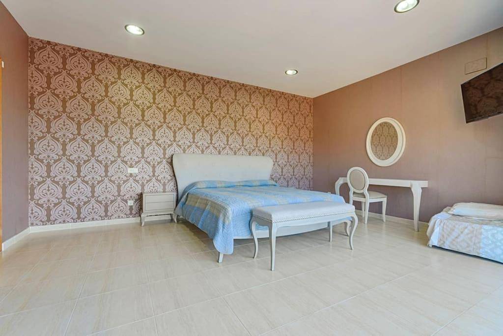 Villa with Private Pool in Palau-saverdera, Oberampurien