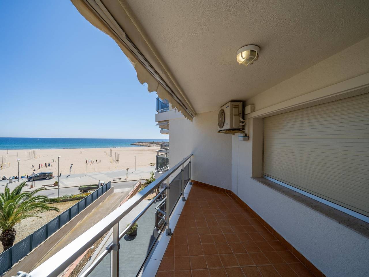 Entire apartment, Seafront apartment with pool, air conditioning, Wi-Fi and parking in Torredembarra in Torredembarra, Costa Dorada