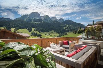 Hôtel pour 4 personnes, avec sauna et balcon ainsi que piscine et vue à Rougemont