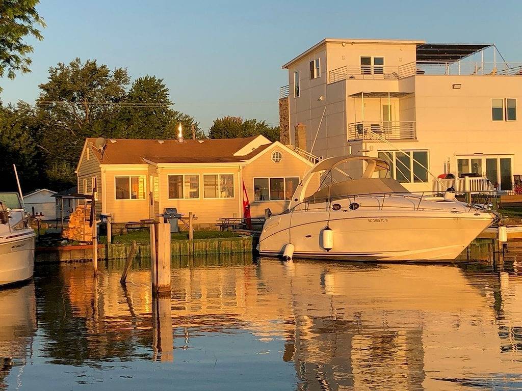 Lake Stclair Belvedere bay hot tub 2 boat wells fishing paddle boards, kayak in Lake St. Clair