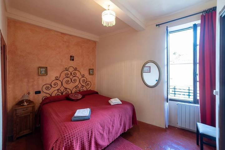 Ganze Wohnung, Guesthost - Discovering Liguria! Castelvittorio Duplex Apt x6 in Castel Vittorio, Ligurische Alpen