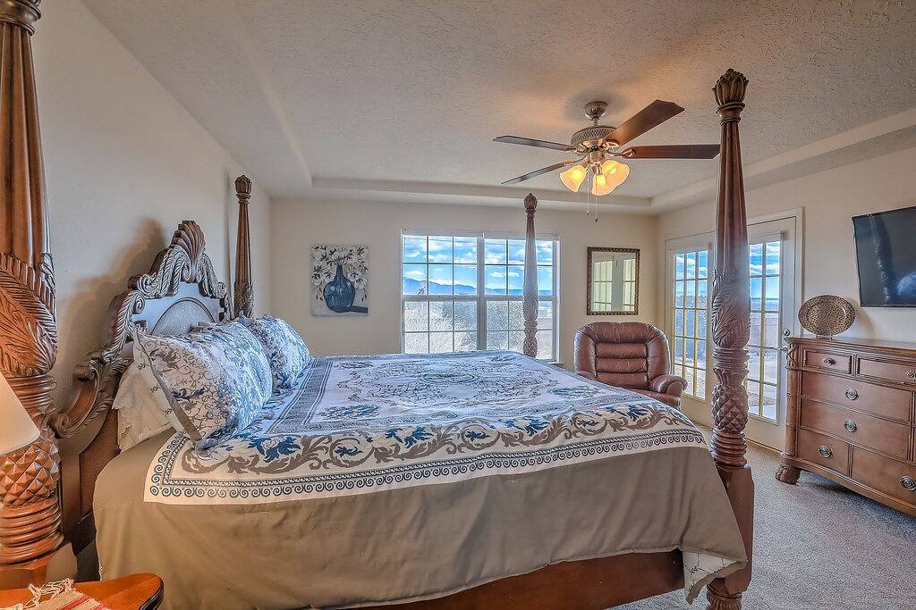 Stadtlichter bei Nacht und Berge in Corrales, Sandoval County