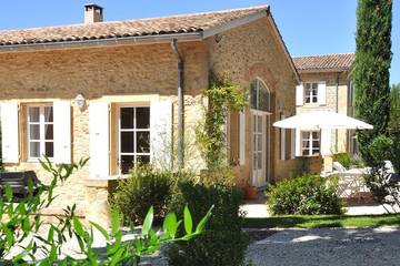 Gîte pour 10 personnes, avec piscine et terrasse ainsi que jacuzzi et jardin à Divajeu