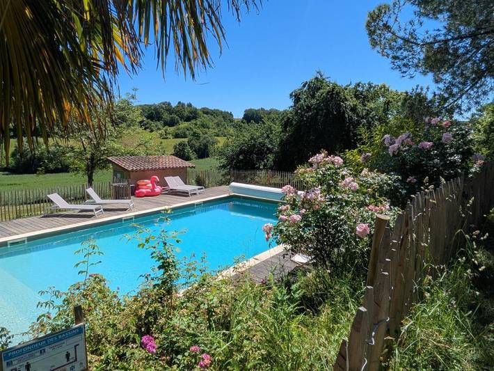 Chambre d’hôte pour 2 personnes, avec Terrasse et Jardin ainsi que Piscine et Vue à Laveraët