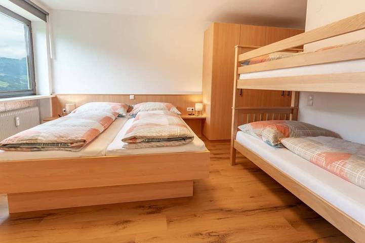 Ferienwohnung für 4 Personen, mit Balkon in Raggal