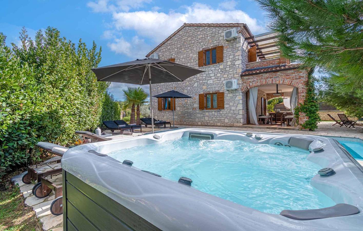 Gemütliche 2-Zimmer-Wohnung mit Pool und Terrasse, 1 km vom Stadtzentrum von Jursici entfernt in Jursici, Svetvinčenat