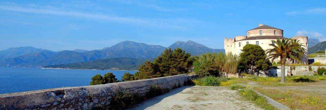 Gîte pour 3 personnes, avec vue sur le lac et jardin ainsi que vue et piscine dans Plage de la Roya - 3