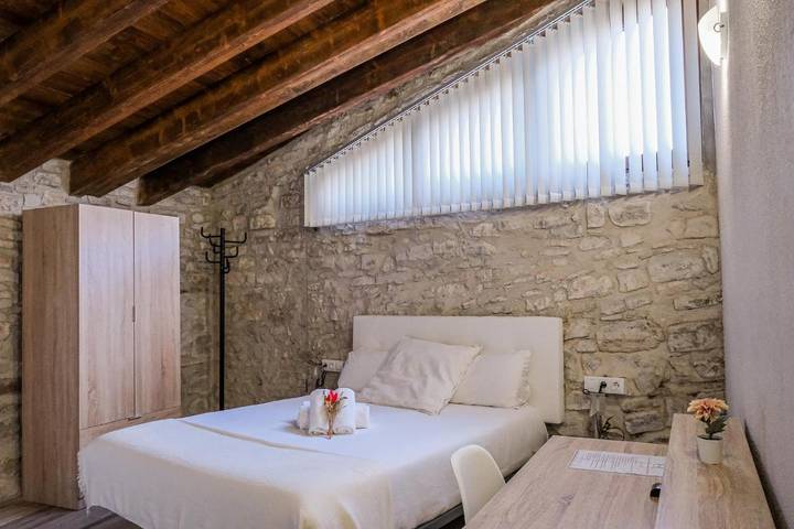 Casa de familia para 2 personas, con jardín además de balcón y vistas en Segarra