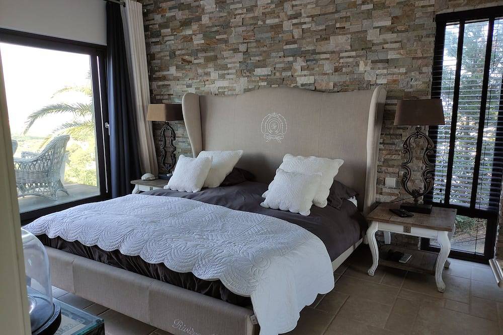Family holidays in a bright and airy villa with extensive sea views and pool. in Begur, Costa Brava