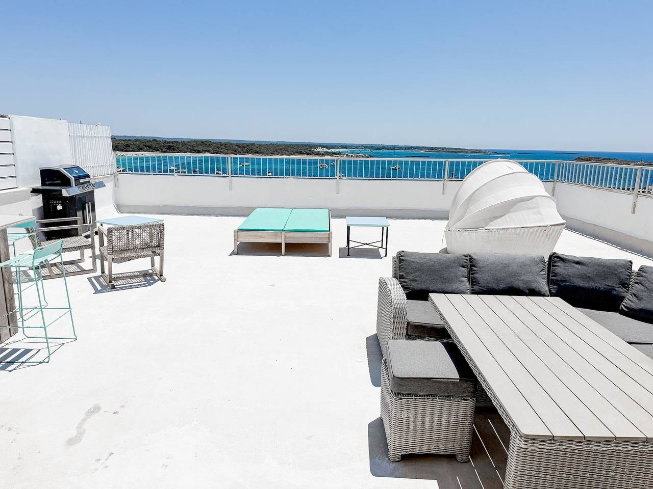 Apartamento entero, Apartamento 'Beachfront Penthouse' con vistas al mar, Wi-Fi y aire acondicionado in Playa d'es Port, Ses Salines