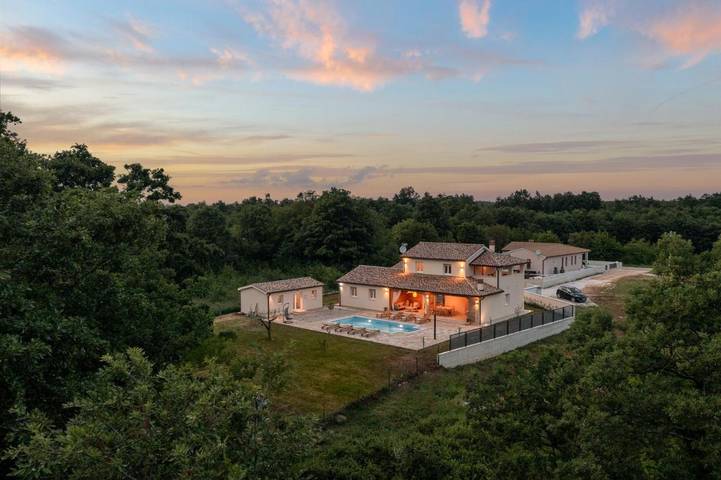 Ferienhaus für 8 Personen, mit Balkon und Terrasse sowie Garten und Pool