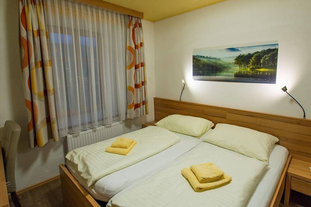 Dreibettzimmer mit Dusche, W - Gasthof Egidiwirt in Murau, Westliche Obersteiermark