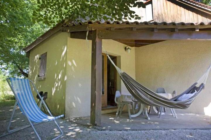 Camping pour 5 personnes, avec piscine ainsi que terrasse et bassin pour enfant, animaux acceptés