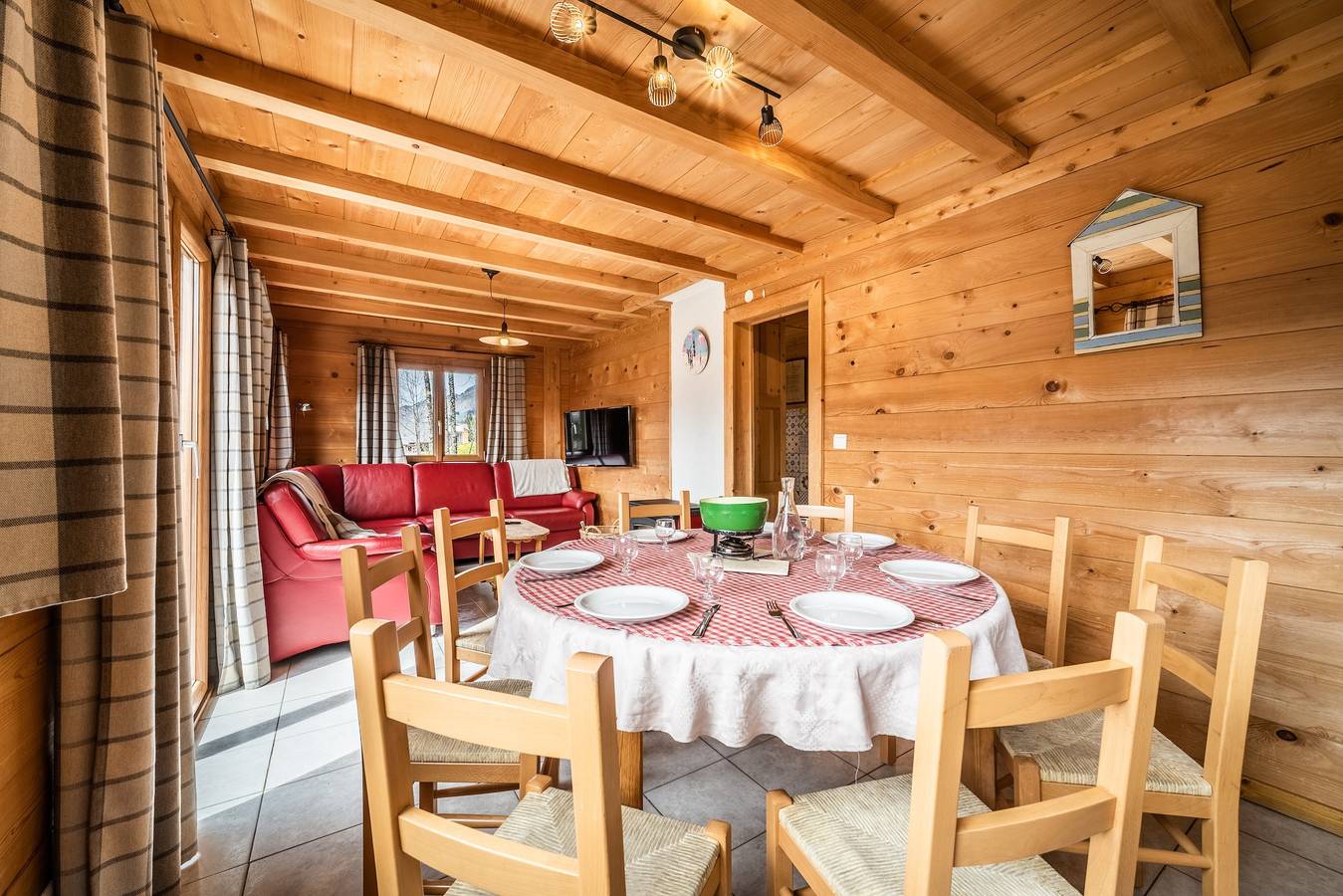 Chalet "Nid Zut" avec vue sur les montagnes, terrasse privée et Wi-Fi in Chatel, Les Portes du Soleil